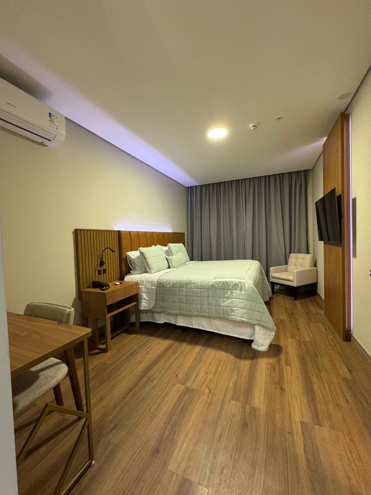 Suíte com roupa de cama verde-água